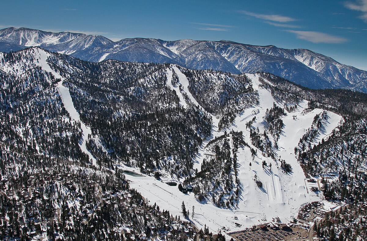 Bear Mountain – Big Bear Lake in USA - a view from the top of a snowy mountain.