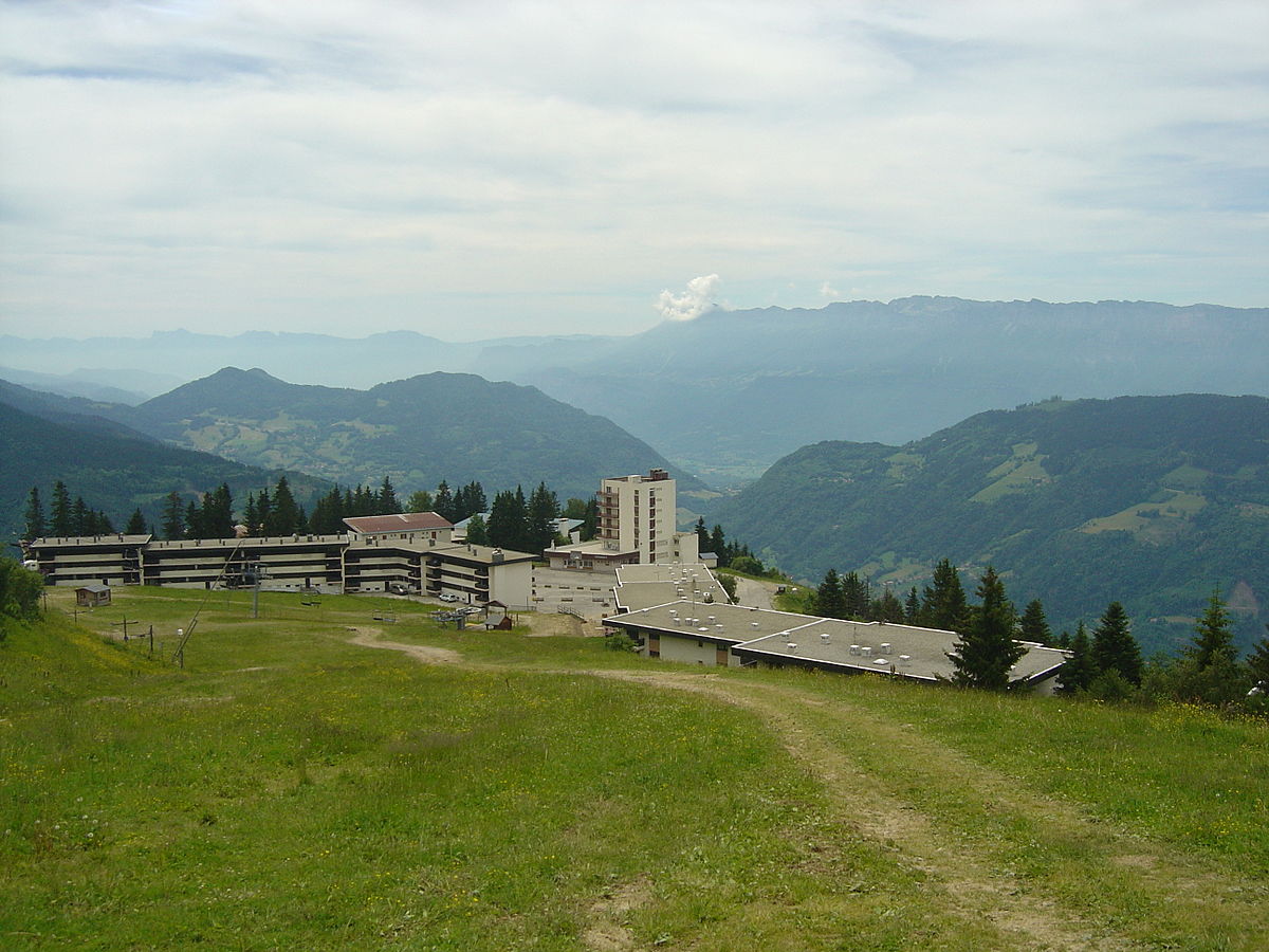 Collet ski resort Allevard in France: a view of a building on a hill.