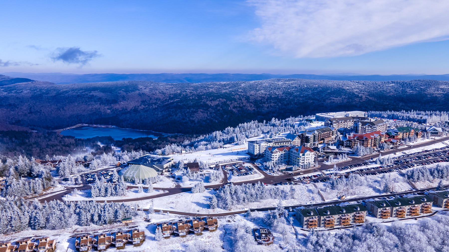 Snowshoe Mountain in USA: an aerial view of the resort in winter.