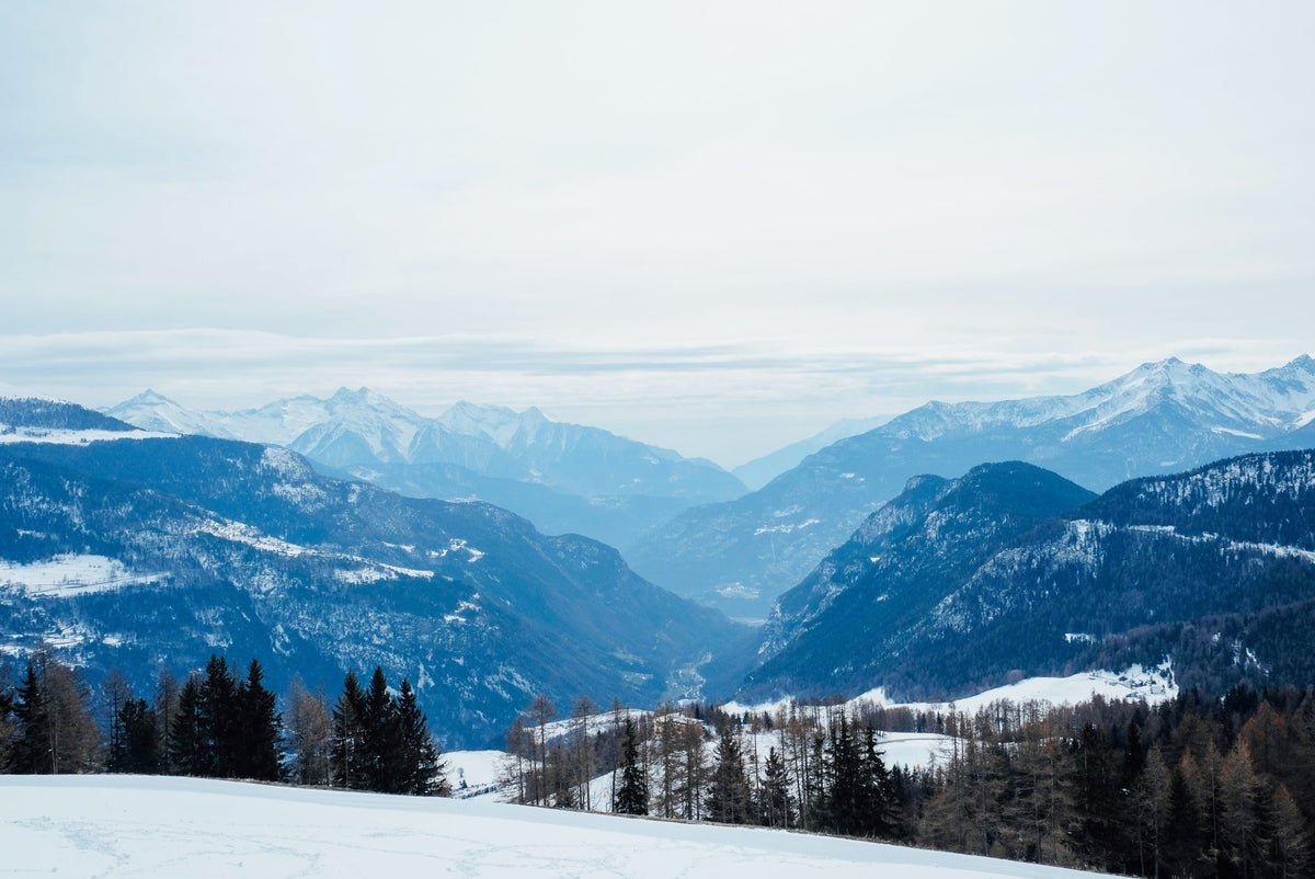 Impianti Risalita Torgnon Cervino in Italy - a snowy landscape with mountains in the background.