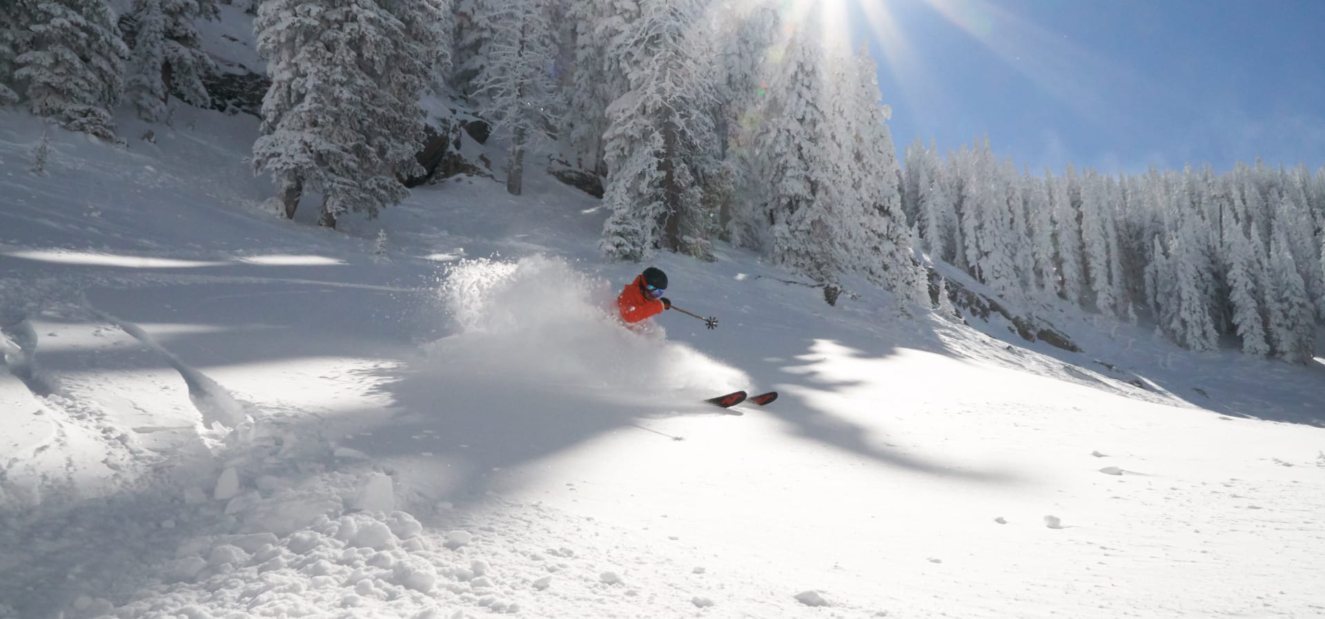Santa Fé in USA - a person is skiing down a snowy slope.