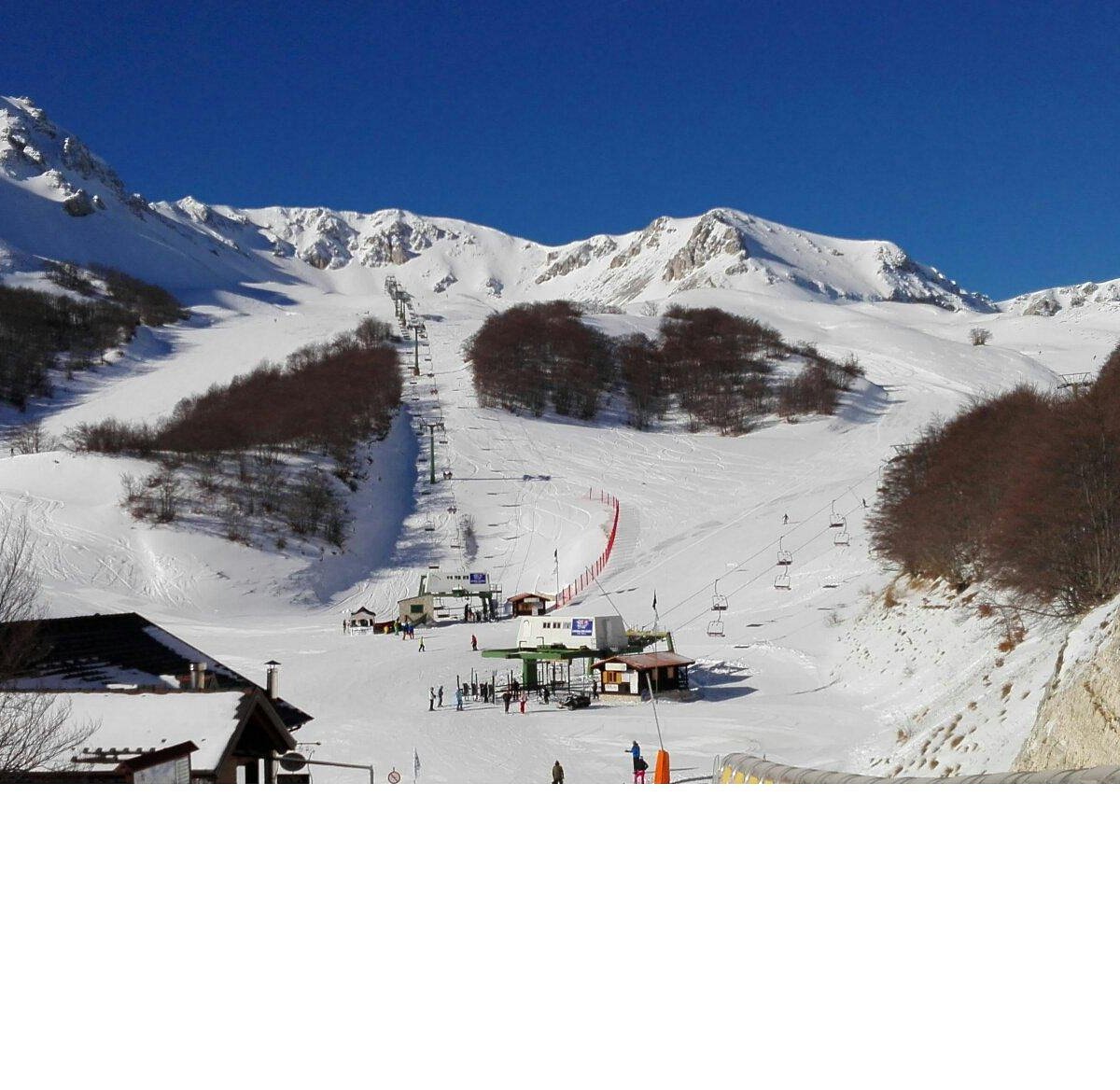 Monte Magnola – Ovindoli in Italy - a view of a ski slope with snow on it.