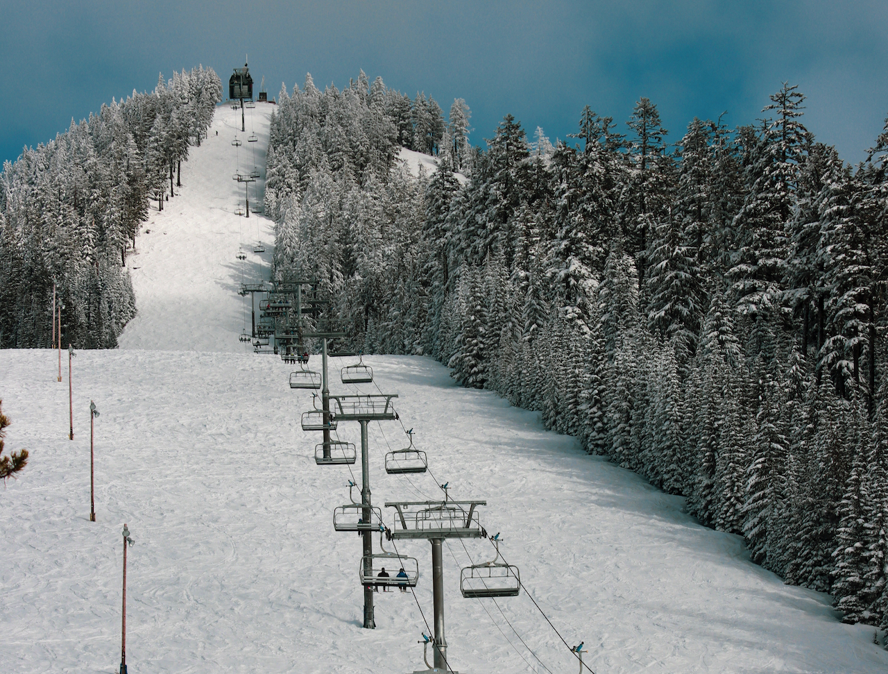 Willamette Pass Resort in USA - a ski lift going up a snowy slope.