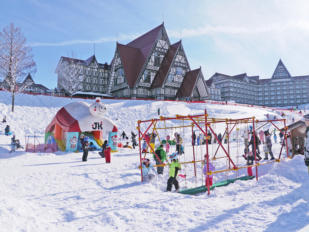 Joetsu Kokusai in Japan - a group of children playing in the snow.