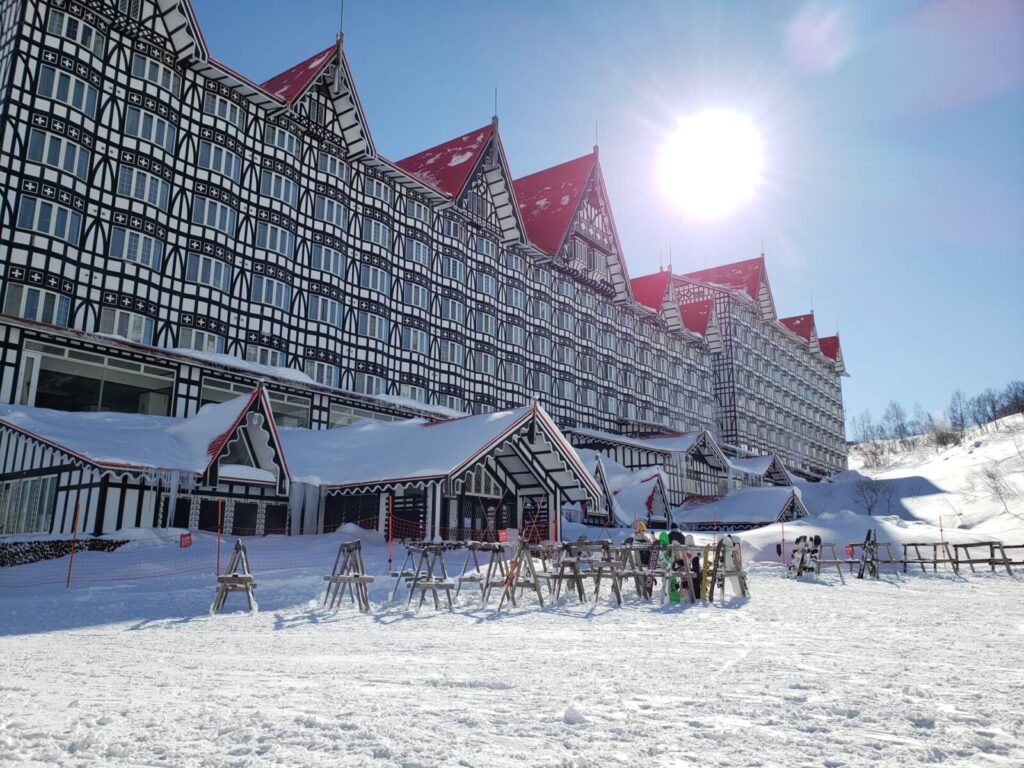 Hakuba Cortina in Japan: a large building in the middle of a snowy area.