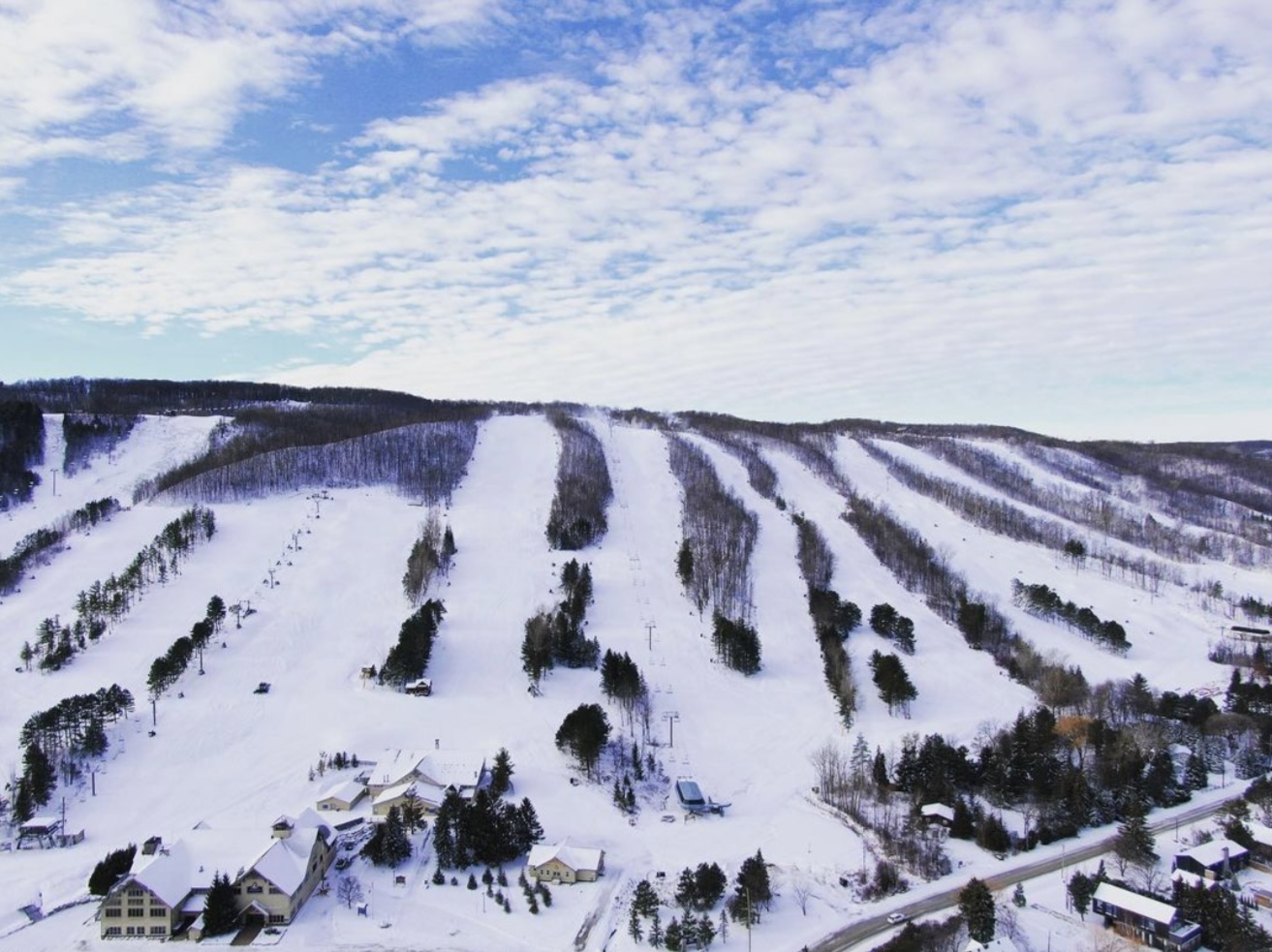Craigleith Ski Club in Canada: an aerial view of a ski resort in the winter.