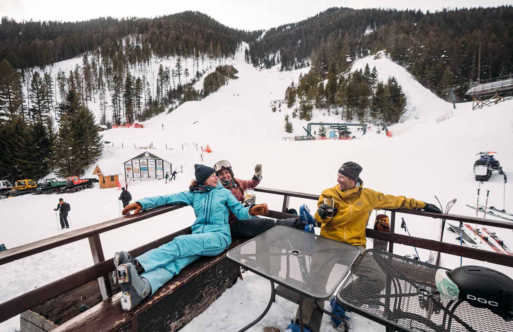 Montana Snowbowl in USA - two people sitting at a table in the snow.