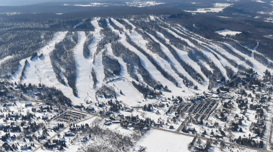 Osler Bluff Ski Club in Canada: an aerial view of a ski resort in the mountains.