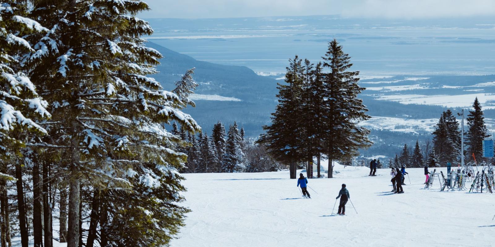 Le Relais in Canada - a group of people skiing down a mountain.