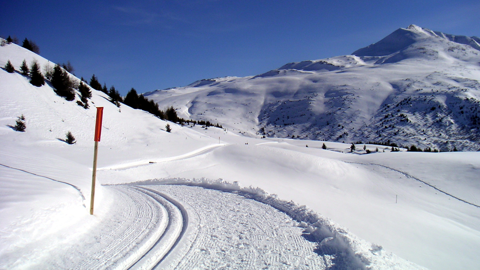 Sesselbahn und Skilifte in Switzerland - tracks in the snow.