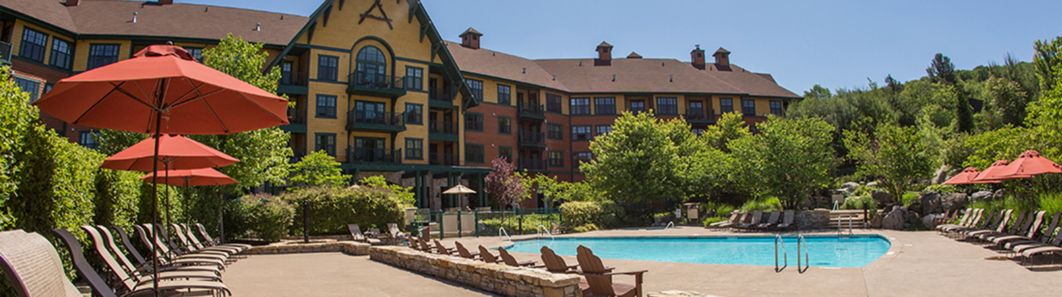 Mountain Creek – Vernon in USA - an outdoor pool with lounge chairs and umbrellas.