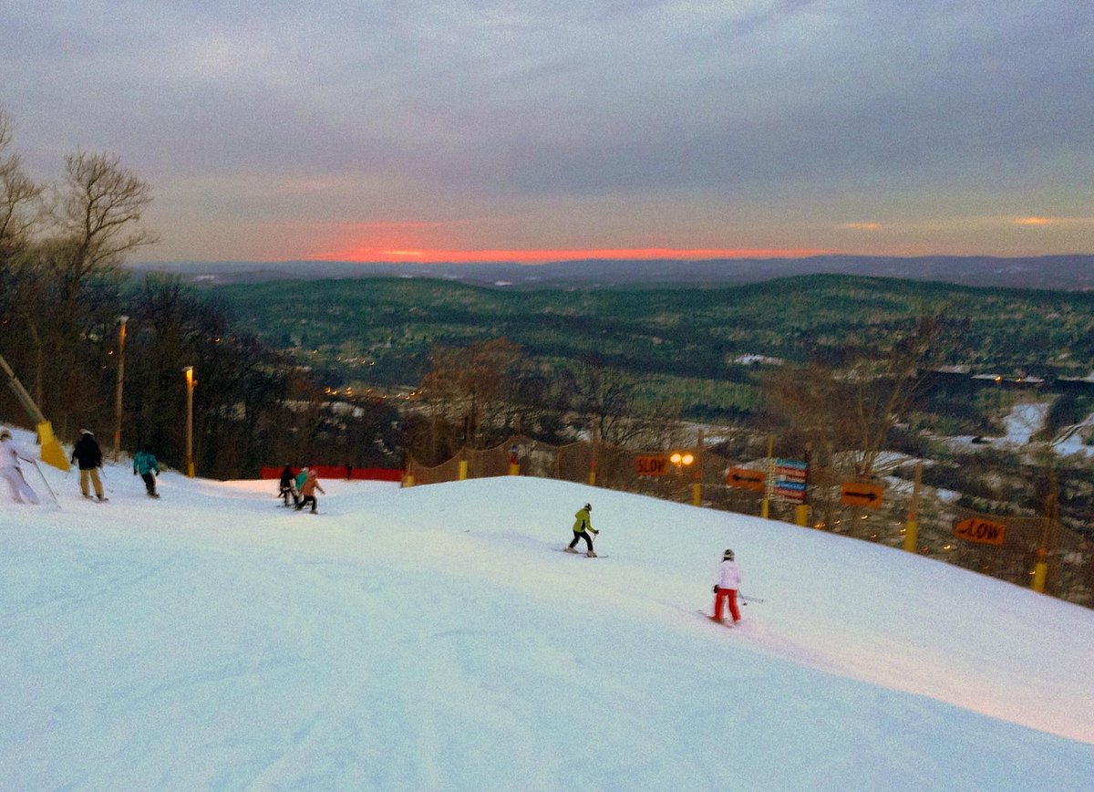 Mountain Creek – Vernon in USA - a group of people skiing down a snow covered hill.