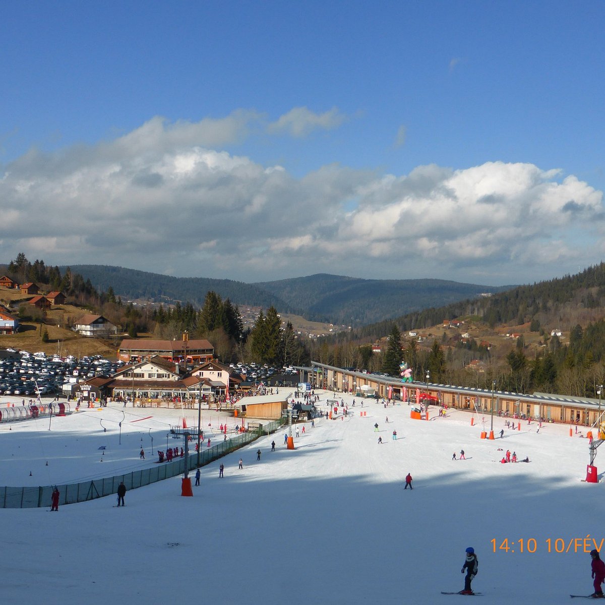 Station de ski alpin - La Mauselaine in France - a group of people skiing down a snow covered slope.