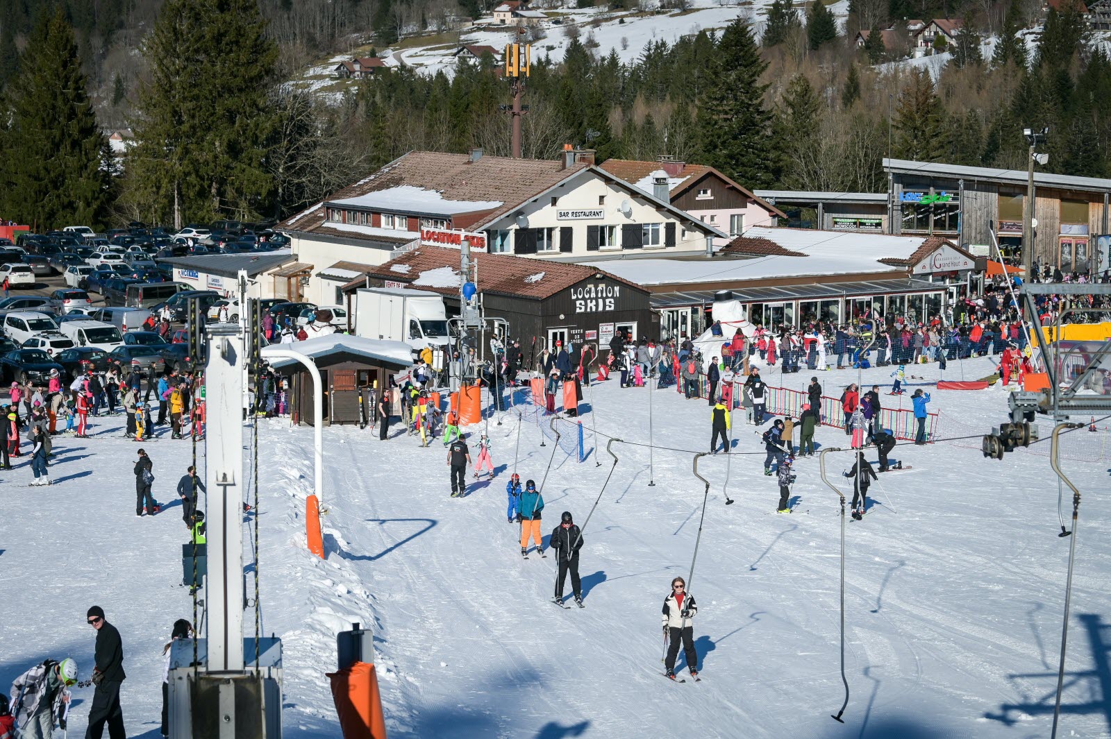 Station de ski alpin - La Mauselaine in France - a large group of people skiing down a hill.