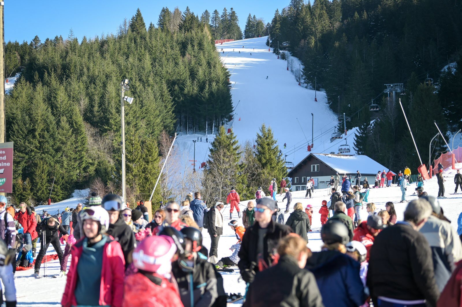 Station de ski alpin - La Mauselaine in France - a large group of people skiing down a hill.