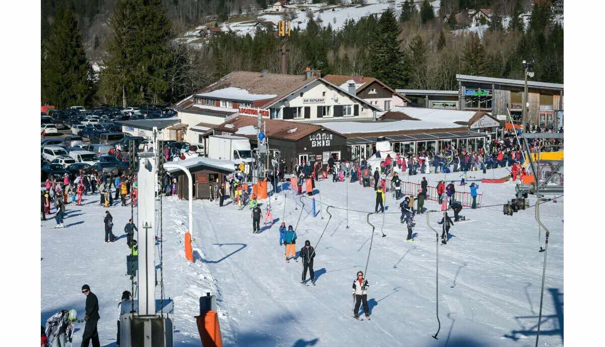 Station de ski alpin - La Mauselaine in France - a large group of people skiing down a slope.