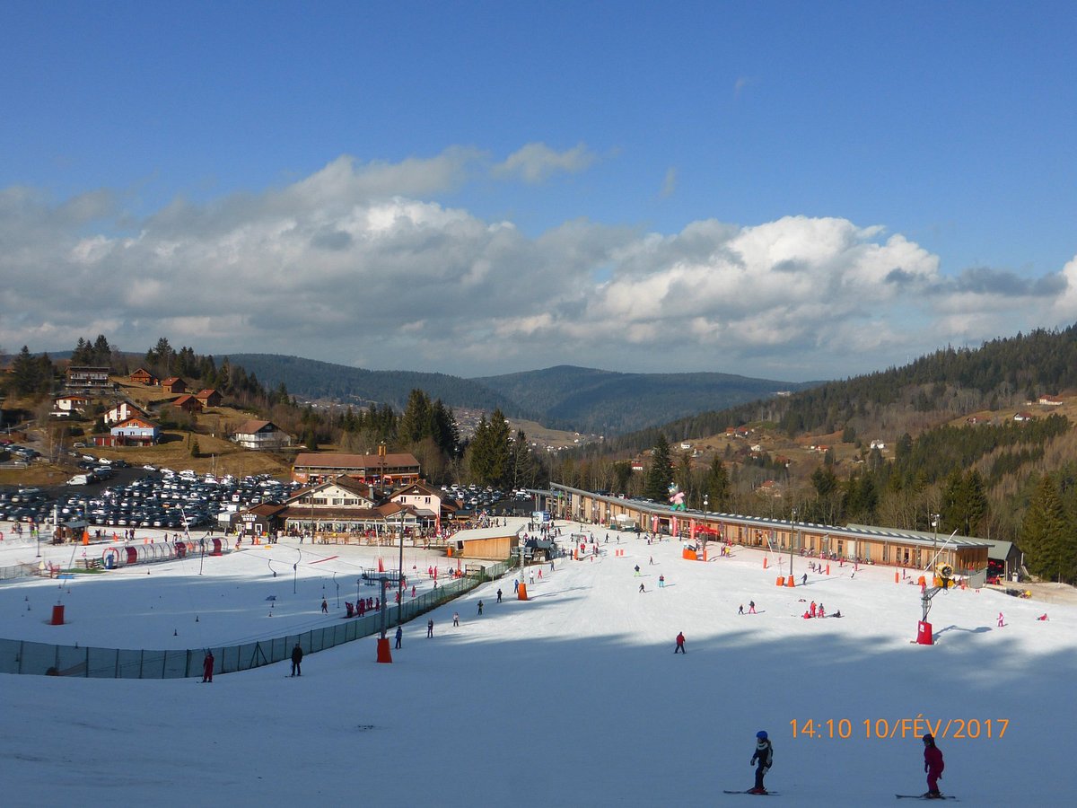 Station de ski alpin - La Mauselaine in France - a ski slope with people skiing down it.