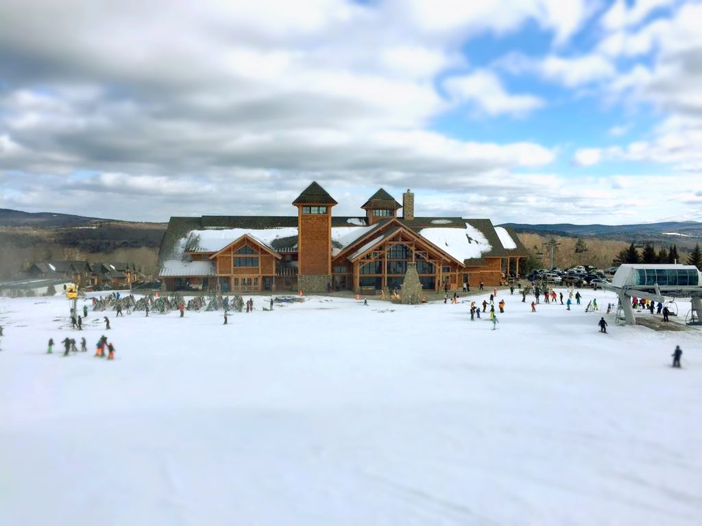The Hermitage Club, Mt Haystack in USA: a ski resort with lots of people in the snow.