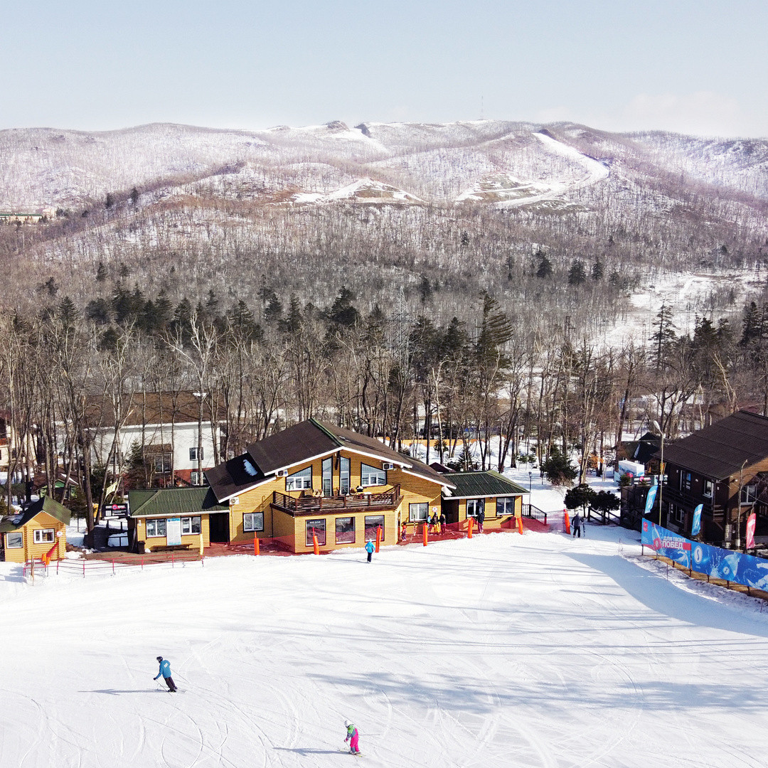 Kholdomi in Russia - a group of people skiing down a hill.
