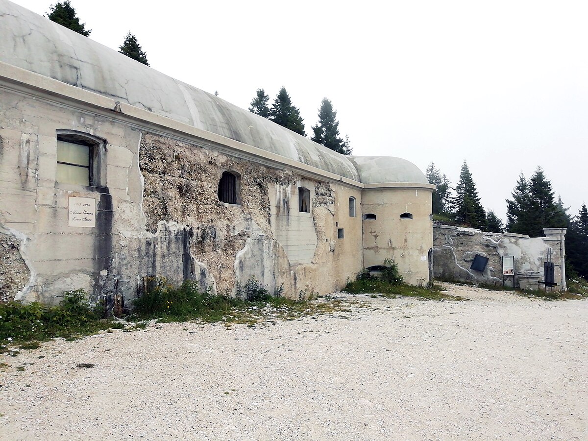 Sciovie Verena in Italy: an old building on the side of a road.