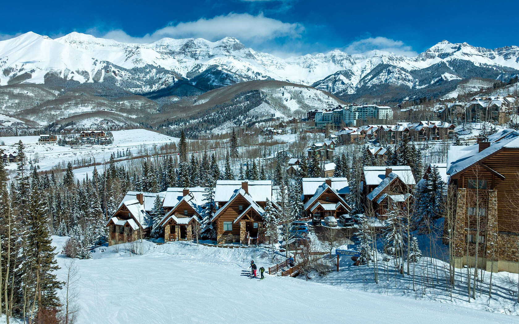 Telluride in USA: a view of a ski resort with mountains in the background.