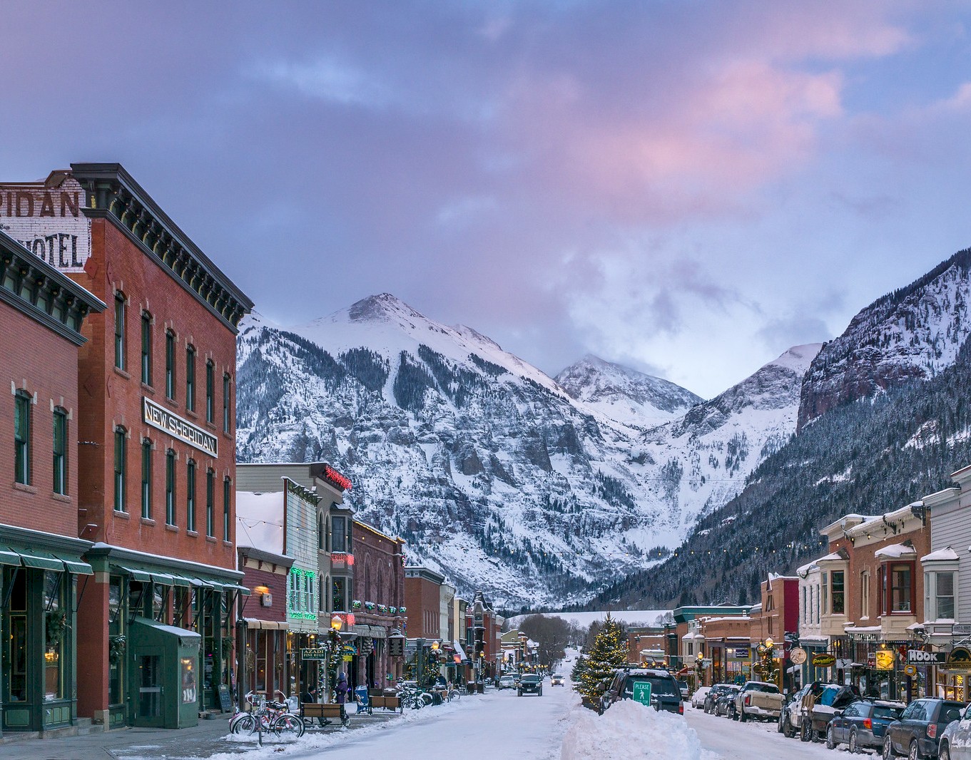 Telluride in USA - a small town with a mountain range in the background.