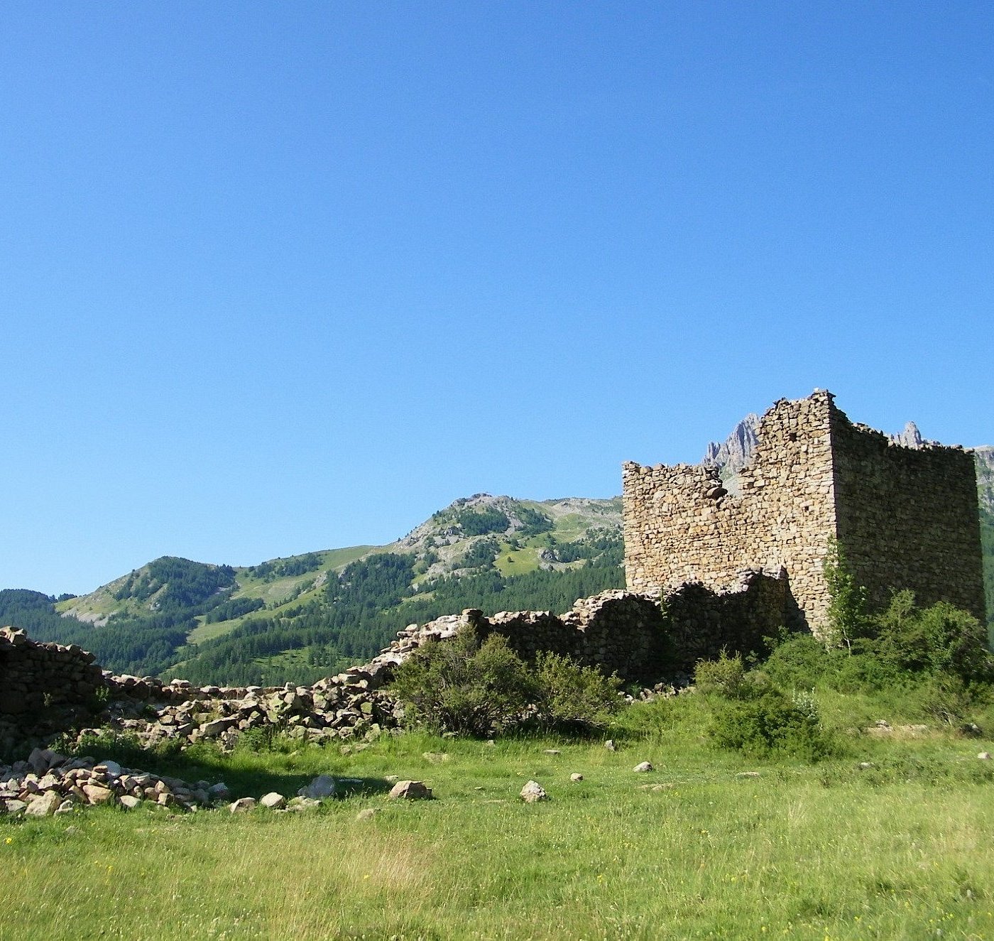 Réallon in France: an old stone building in the middle of a field.