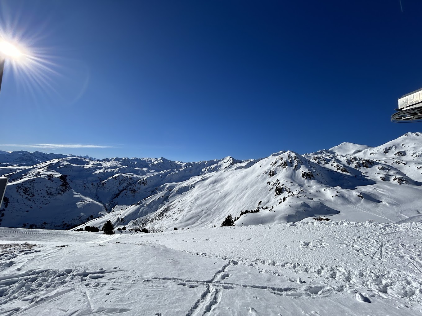 Hochzillertal | Hochfügen in Austria - the sun is shining over the snow covered mountains.