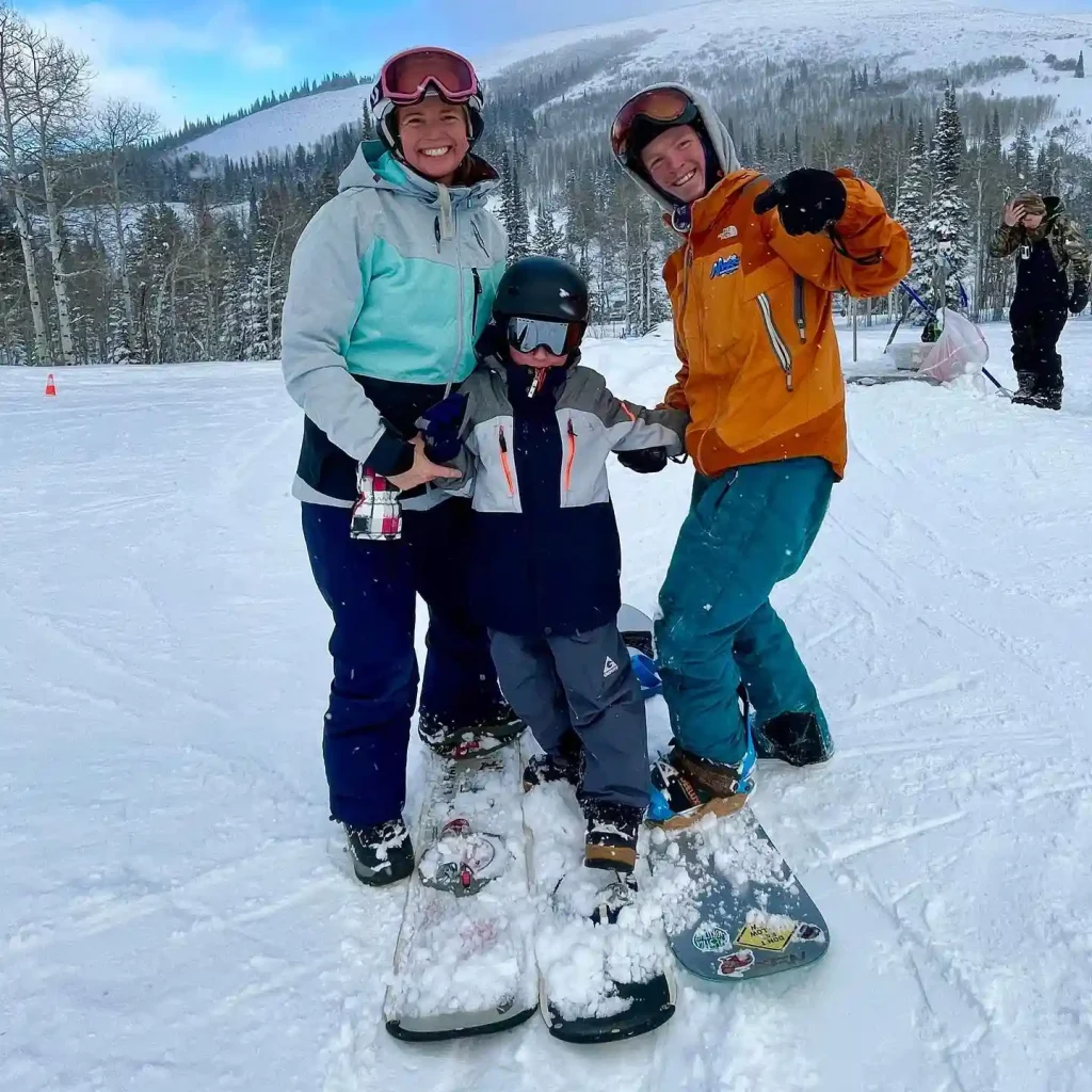 Magic Mountain in USA - two people on snowboards in the snow.