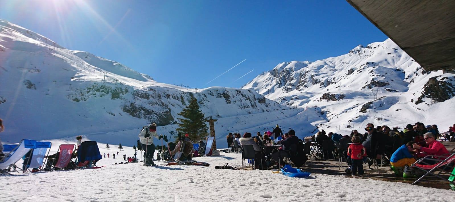 Station de ski Gavarnie-Gèdre in France - a group of people standing in the snow.