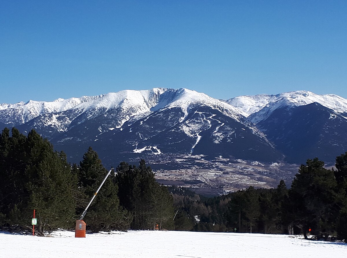 Cambre d'Aze – Eyne | ​Saint-Pierre-dels-Forcats in France - a snow covered field with mountains in the background.