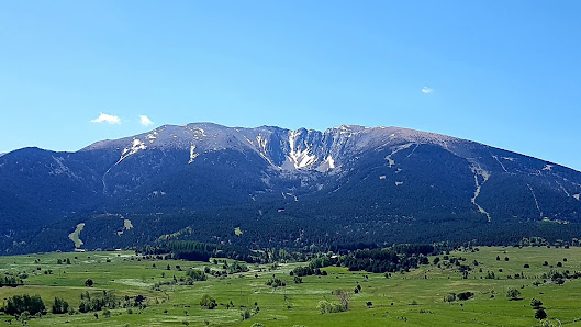 View of Cambre d'Aze – Eyne | Saint-Pierre-dels-Forcats featuring a mountain range covered in snow with a small chalet nestled near a ski resort.