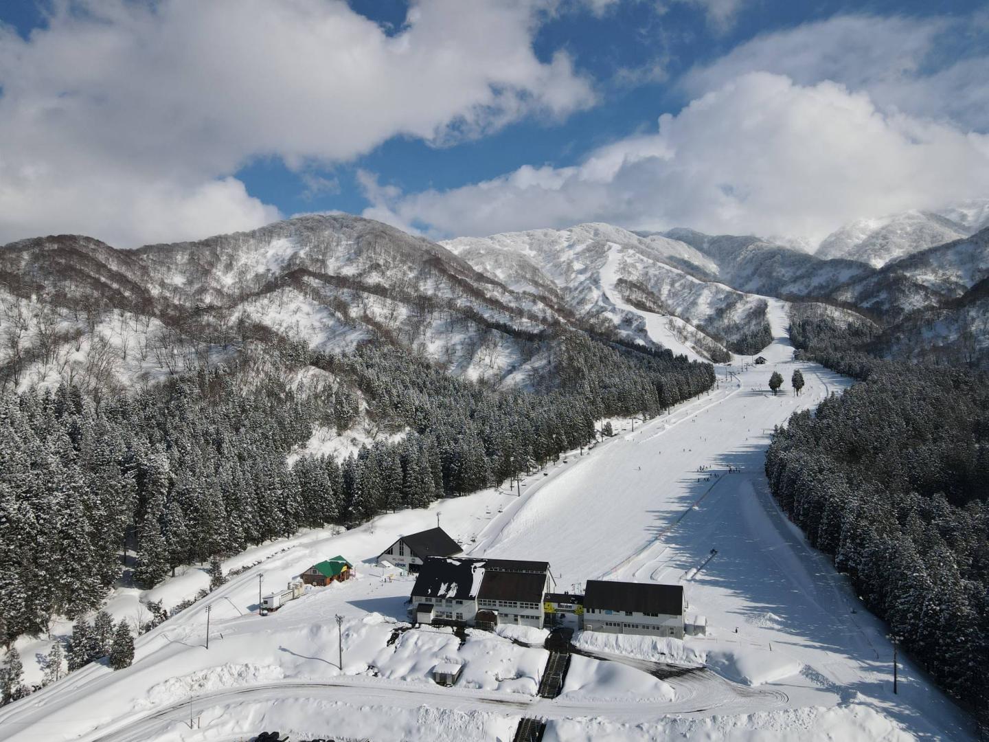 Hodaigi Ski Resort in Japan: a view of a ski resort in the mountains.