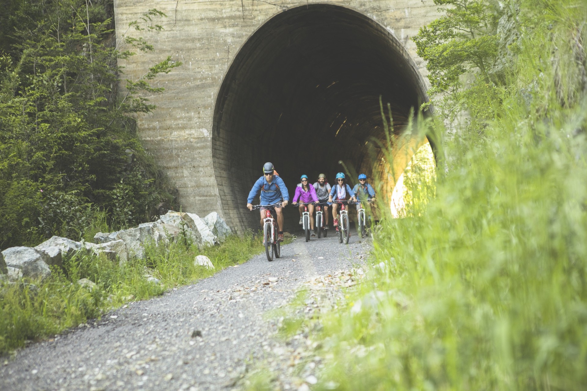 View of a charming chalet in Corralco, Araucanía, Chile, nestled amidst a winter sports scene. A mountain bike is half hidden in the snow by the chalet.