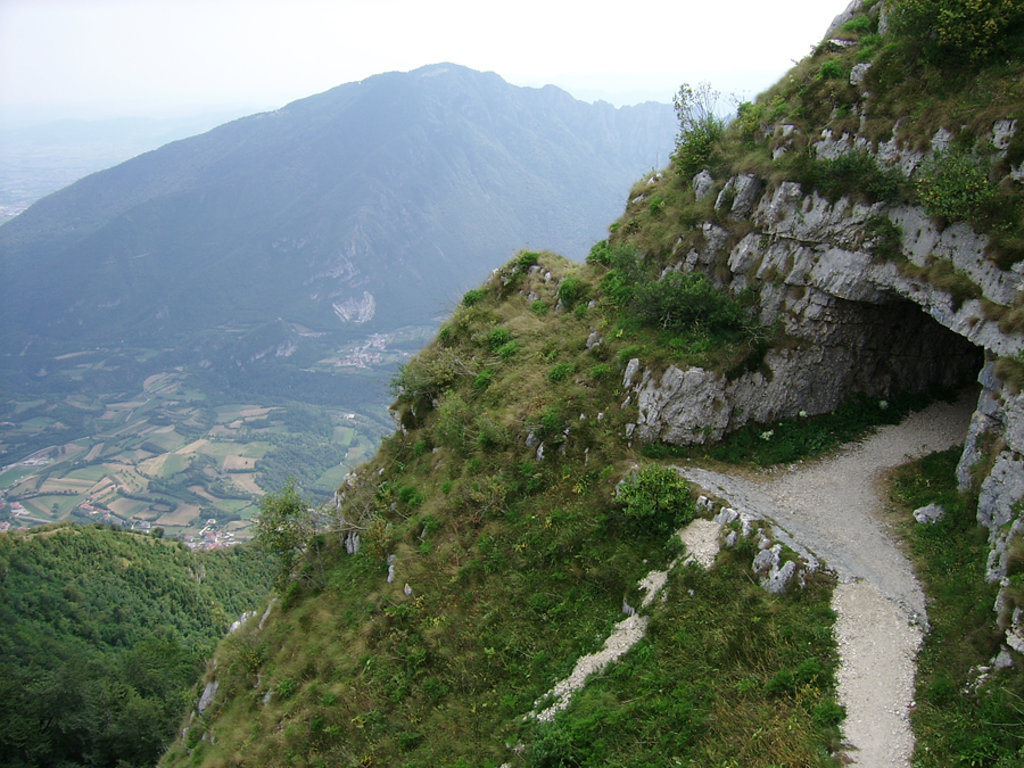 LeMelette – Gallio in Italy - a dirt path going up a steep hill.