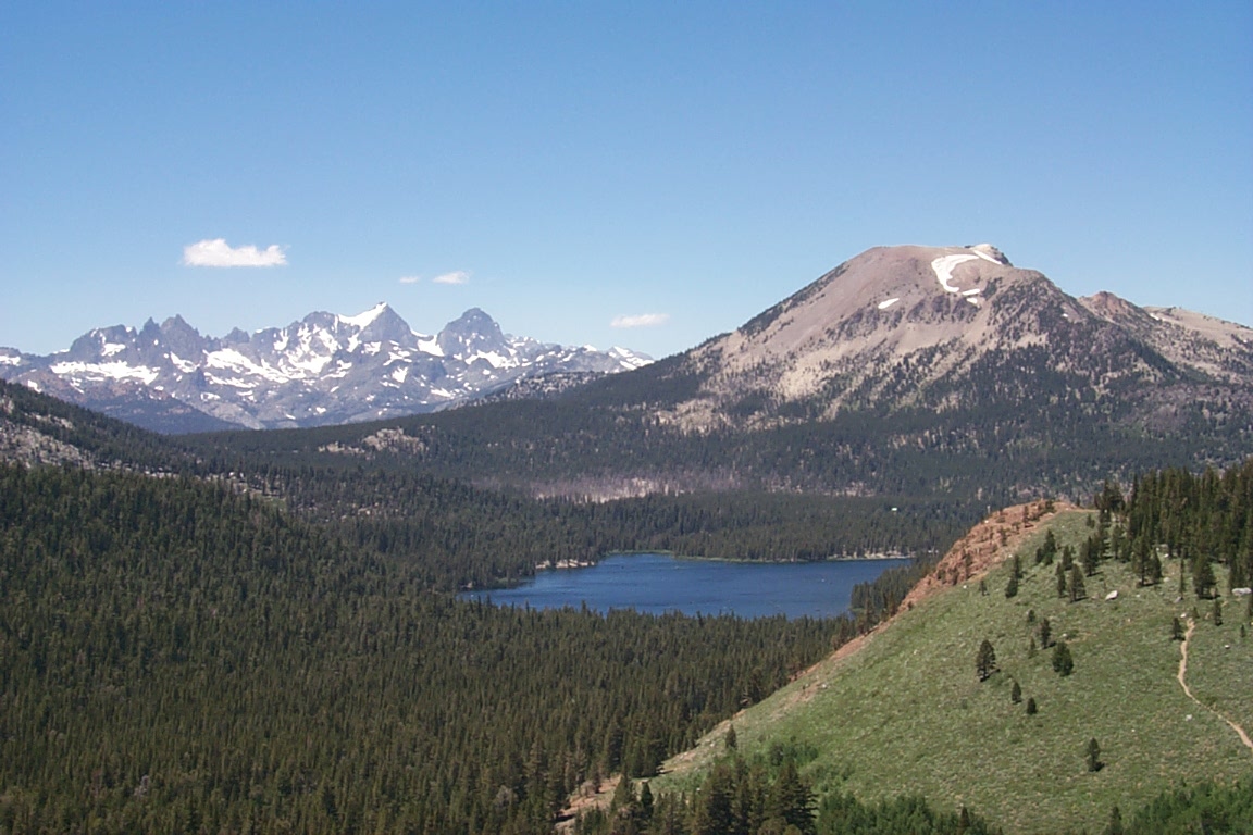 Mammoth Mountain in USA - a clear blue sky.