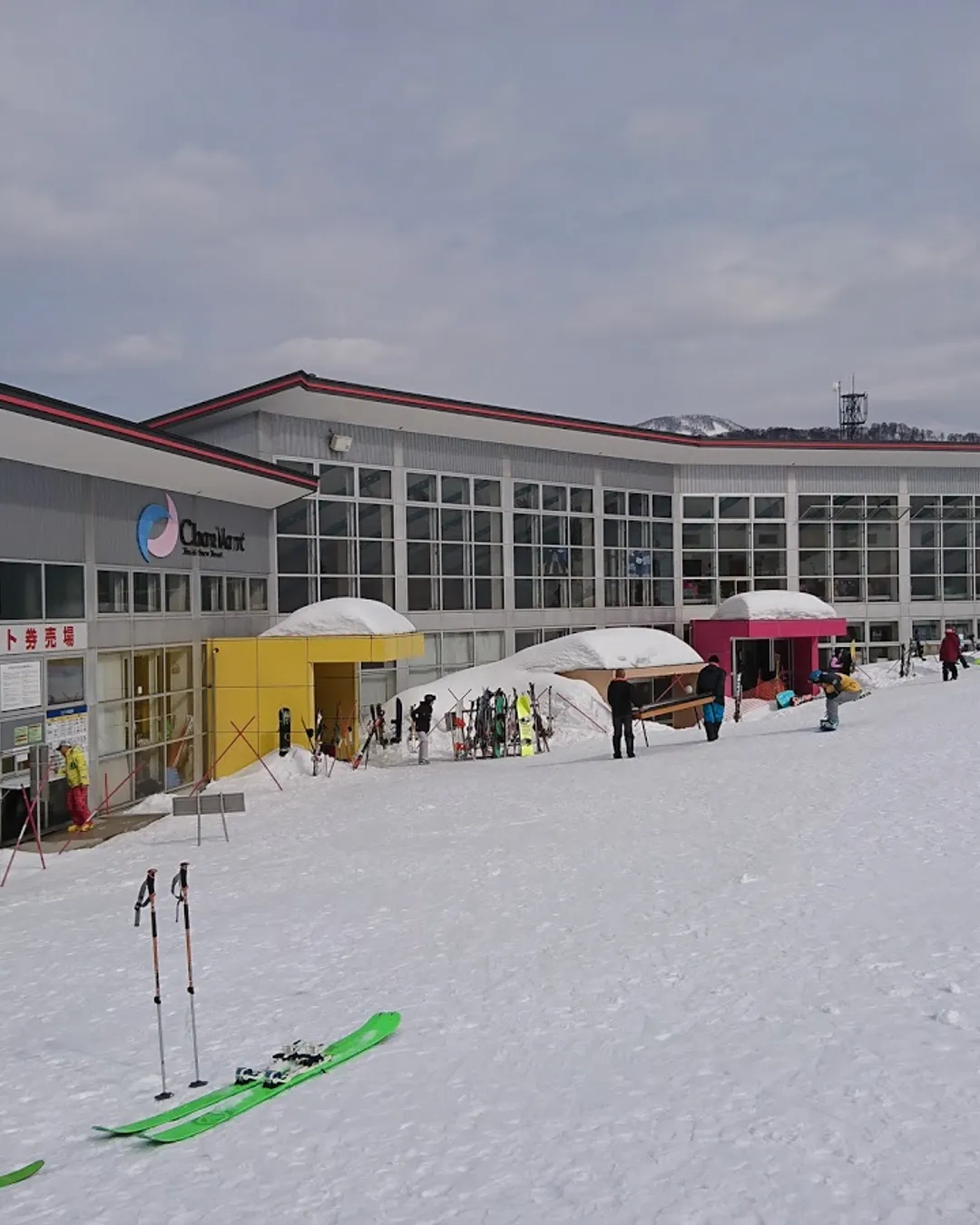 Charmant Hiuchi in Japan: a group of people standing outside of a building in the snow.