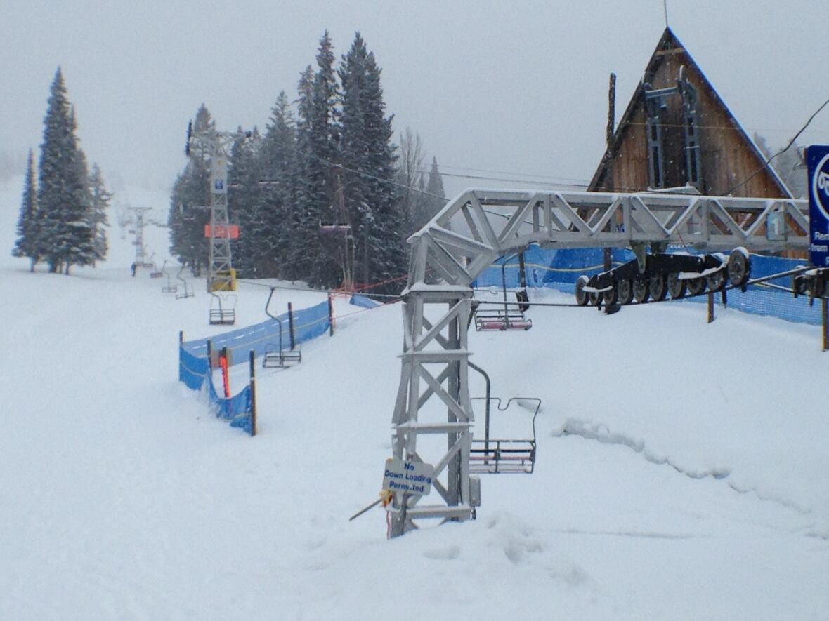 Crystal Mountain – Westbank in Canada - a ski lift in the middle of a snowy area.