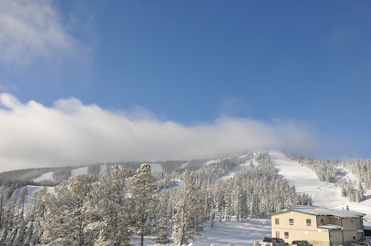 A picturesque Showdown ski resort in Neihart Montana USA bathed in daylight. The scene captures a winter sports atmosphere amidst a stunning winter landscape featuring a snow-covered mountain.