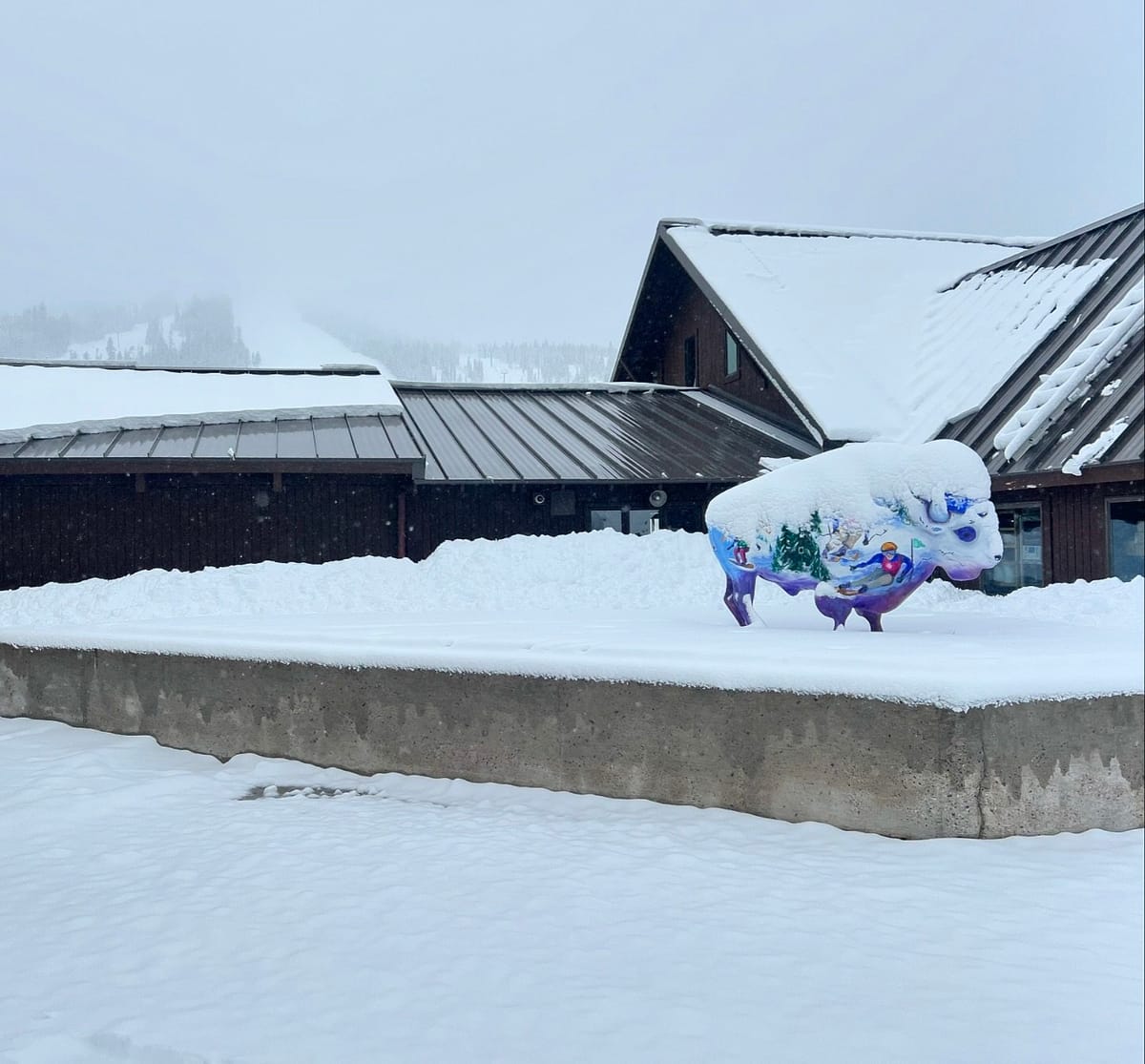 Showdown in USA: a snow sculpture in front of a building.