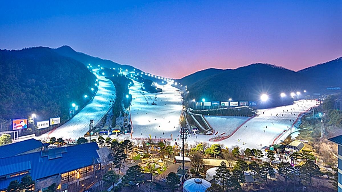 Konjiam Resort in South Korea - a view of a ski slope at night.