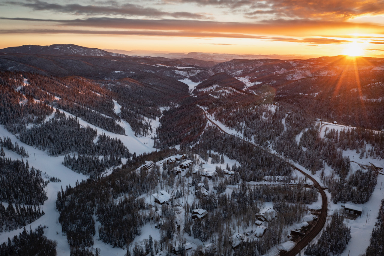Eagle Point in USA - the sun is setting over the snowy mountains.