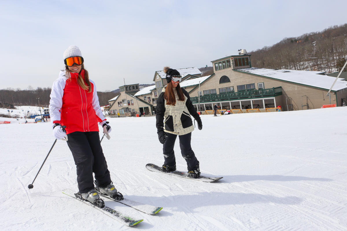 Shawnee Mountain in USA - two skiers on the snow.