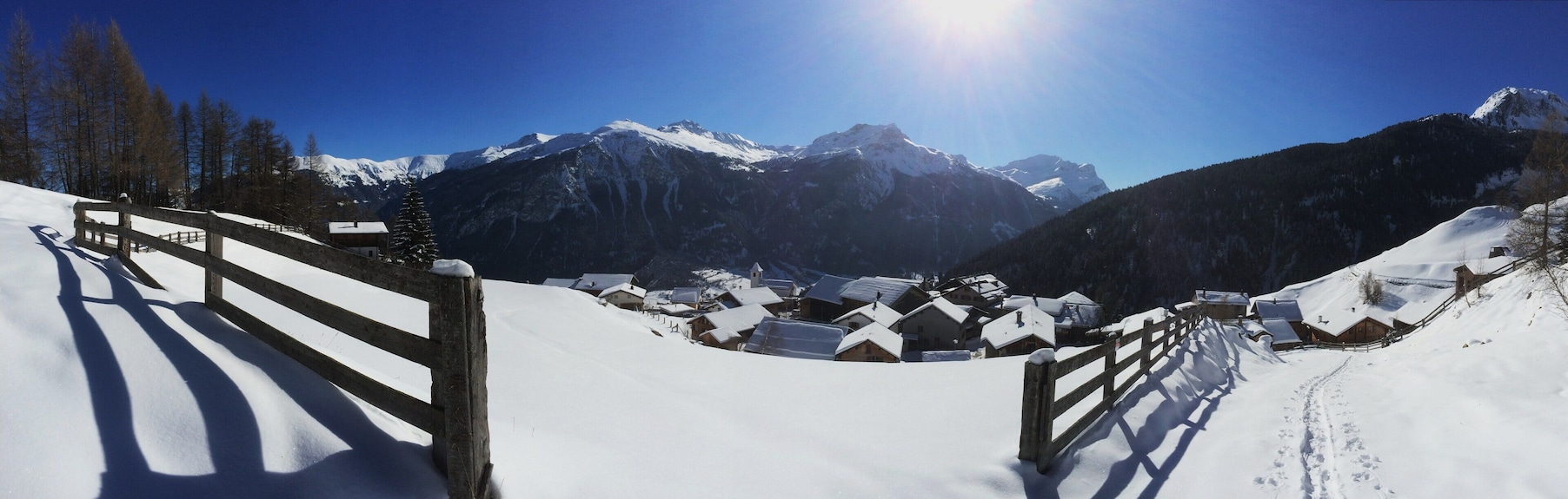 Skilifte und Sesselbahn Sarn Heinzenberg in Switzerland - a wooden fence in the snow.
