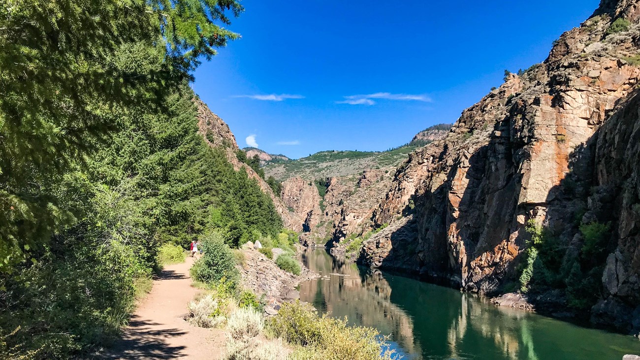 Pine Creek in USA - a river in the middle of a canyon.