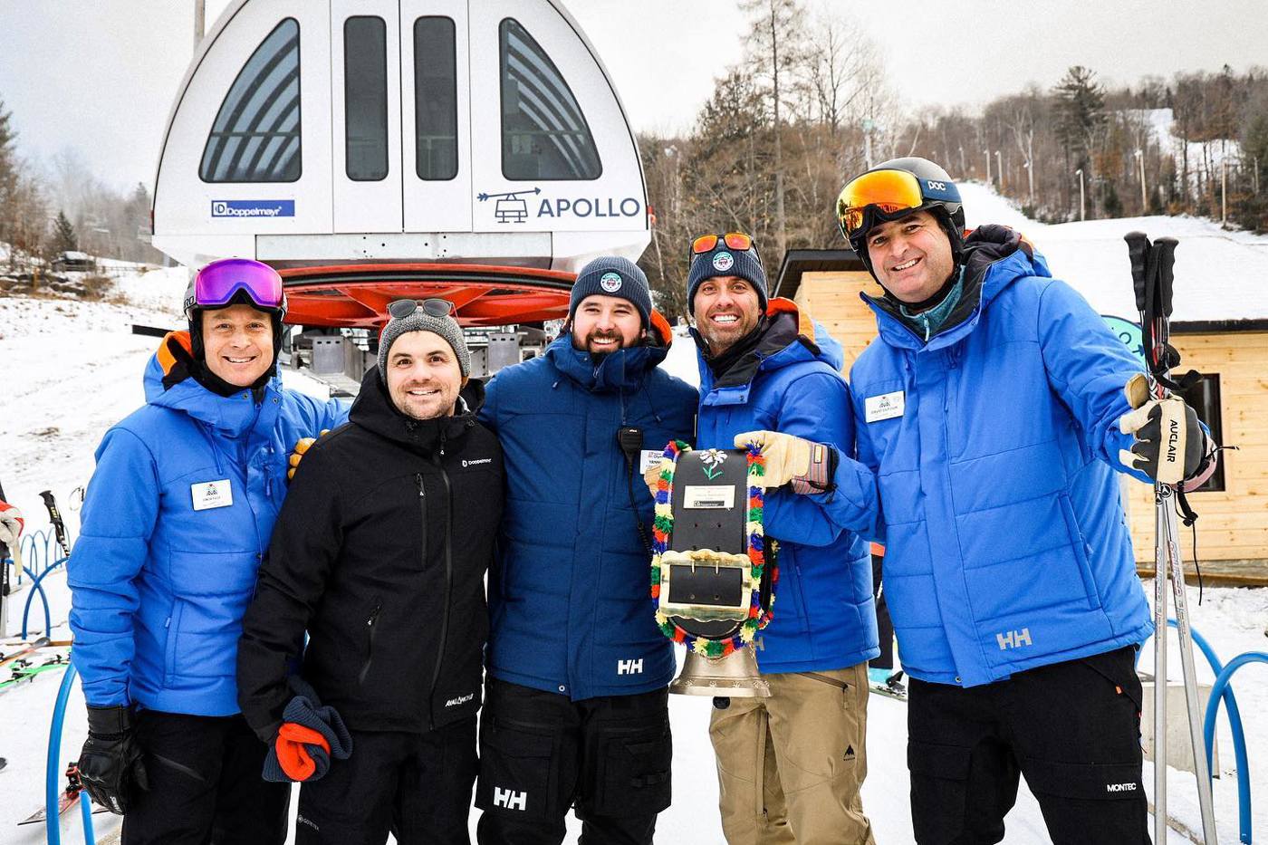 Sommet Olympia in Canada - a group of people standing in the snow.